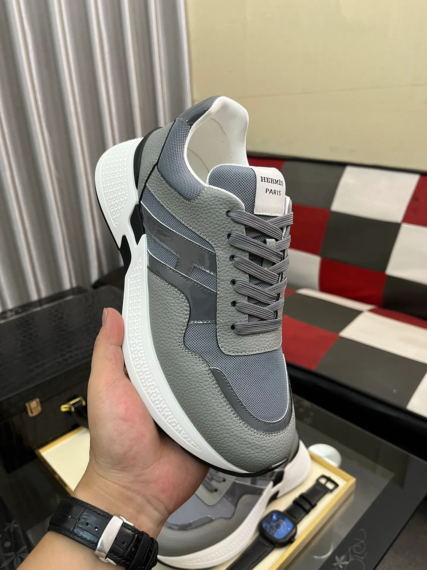 Men's shoes 💰540⌚️⌚️HERMES/Hermès Hugo thick-soled sneakers, casual men's shoes, these sneakers are made of imported first-layer cowhide leather and breathable mesh design. The contrasting color design creates a dynamic and modern shape. The front end of the toe is decorated with natural-color rubber inlays, which is novel and fashionable. The texture is incomparable, with cowhide lining and cowhide foot pads, the upper foot is comfortable and breathable, and the rubber sole is decorated with geometric patterns and iconic "H" details. A very personal one! Size: 38-44